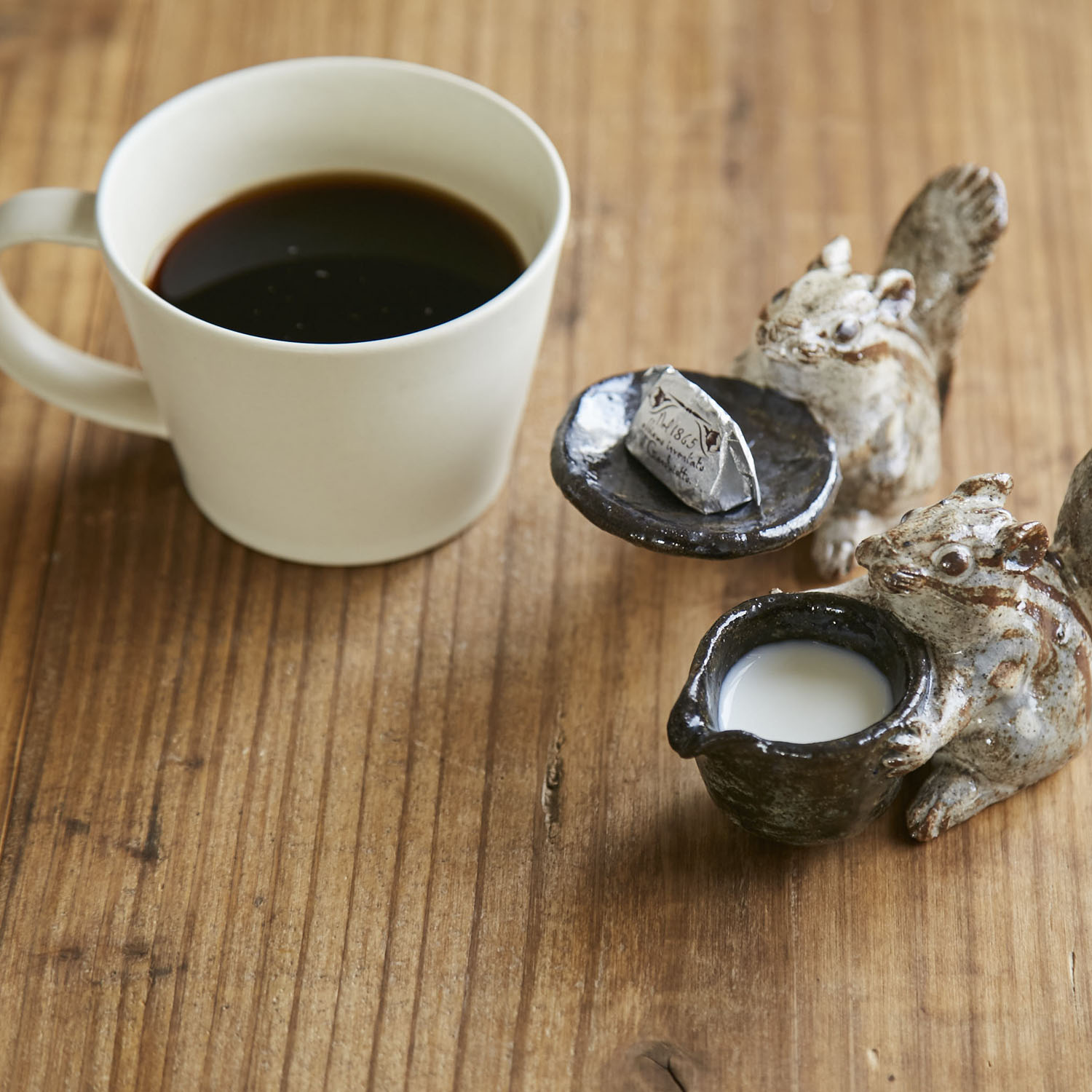 小杉窯/「どーぞ」のリス ミルクピッチャー -つぶらな瞳で見上げて