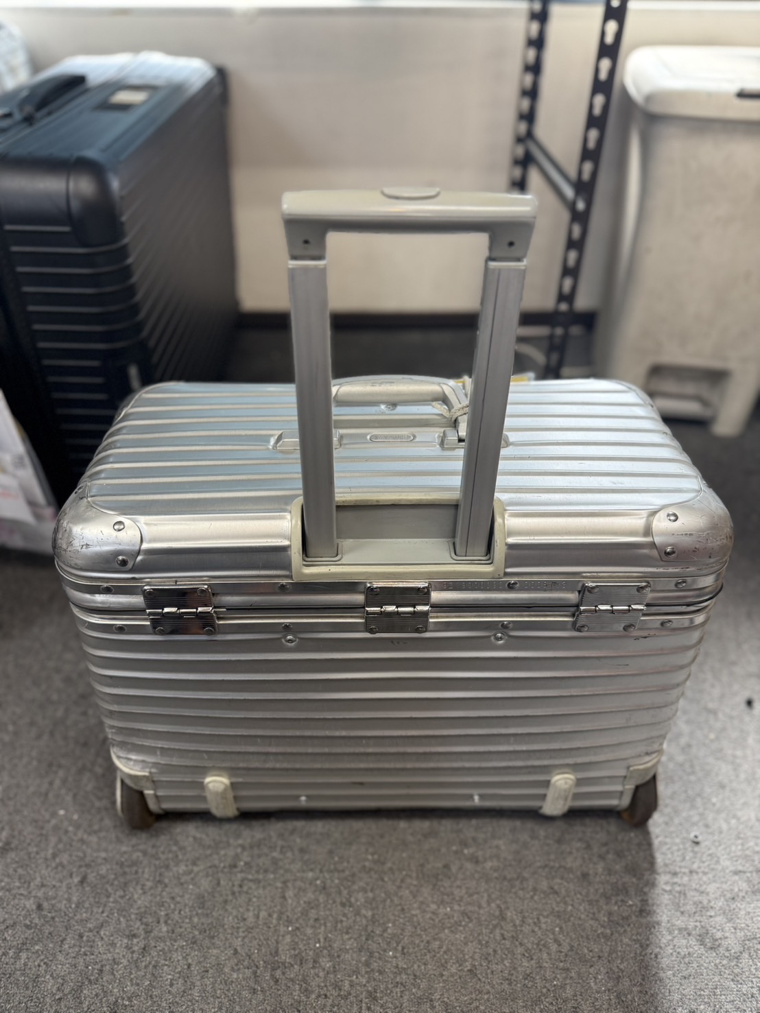 RIMOWA（リモワ）の伸縮ハンドルカスタム修理（純正品使用）│スーツ