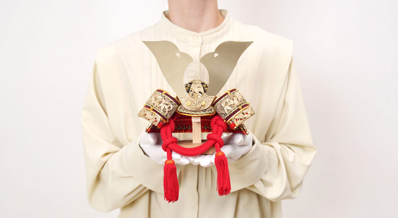 五月人形 8号純金箔押兜 シャンパンゴールド / おしゃれでコンパクトな