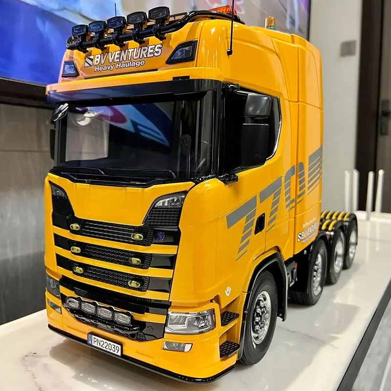 タミヤ-セミトレーラートラック,ライトとサウンドシステム付き