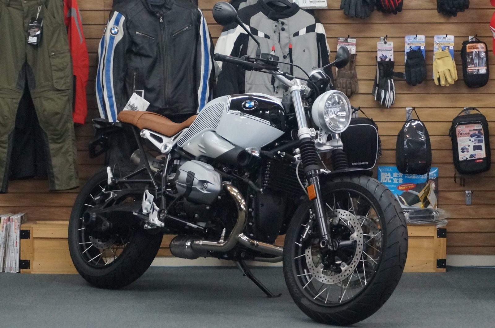 R nine T スクランブラー Option719 白/黒タンク R nine T スクラン