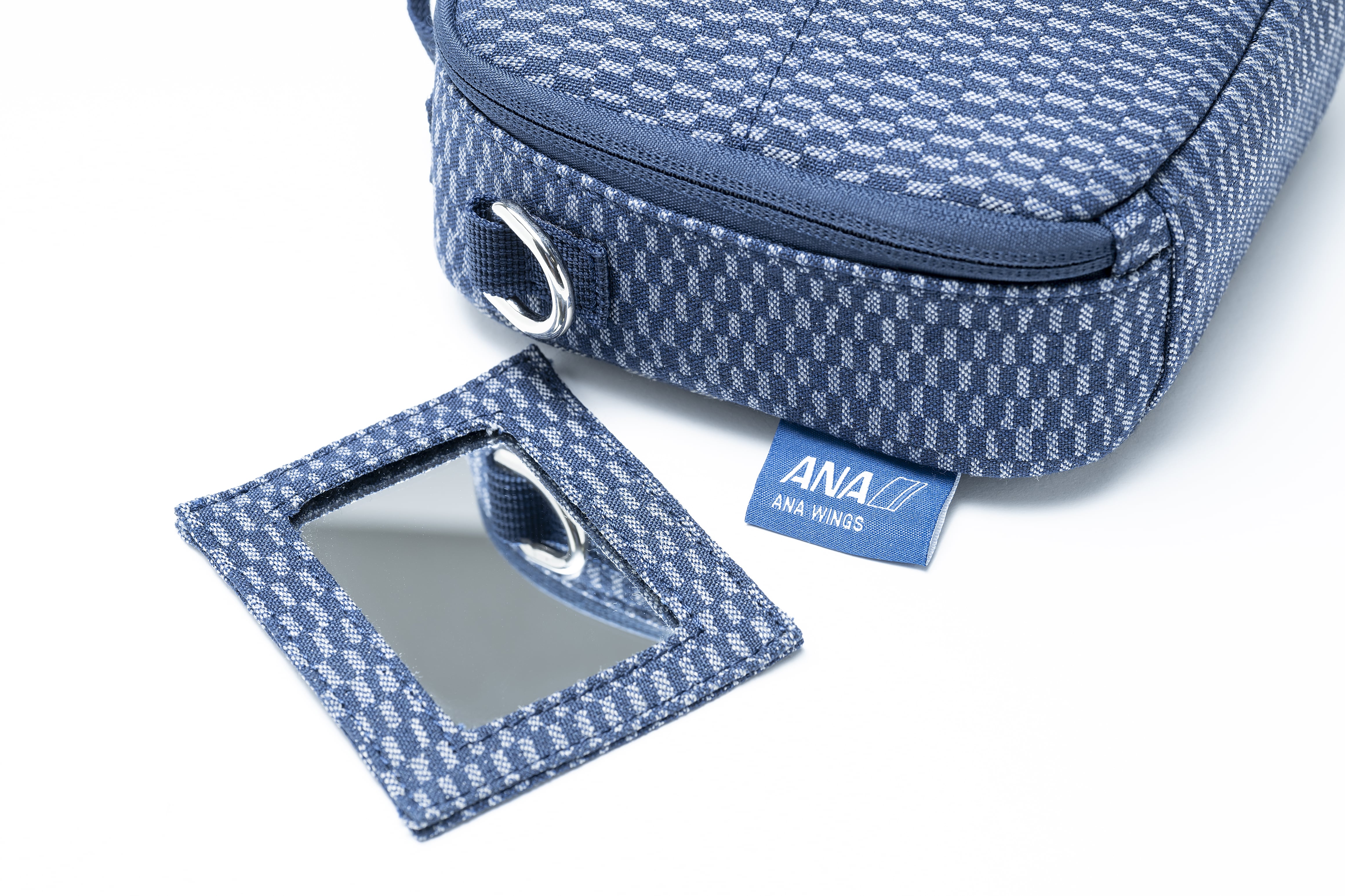 退役したB737-700型機のシートカバーから作った「ミニポーチ」: トップ