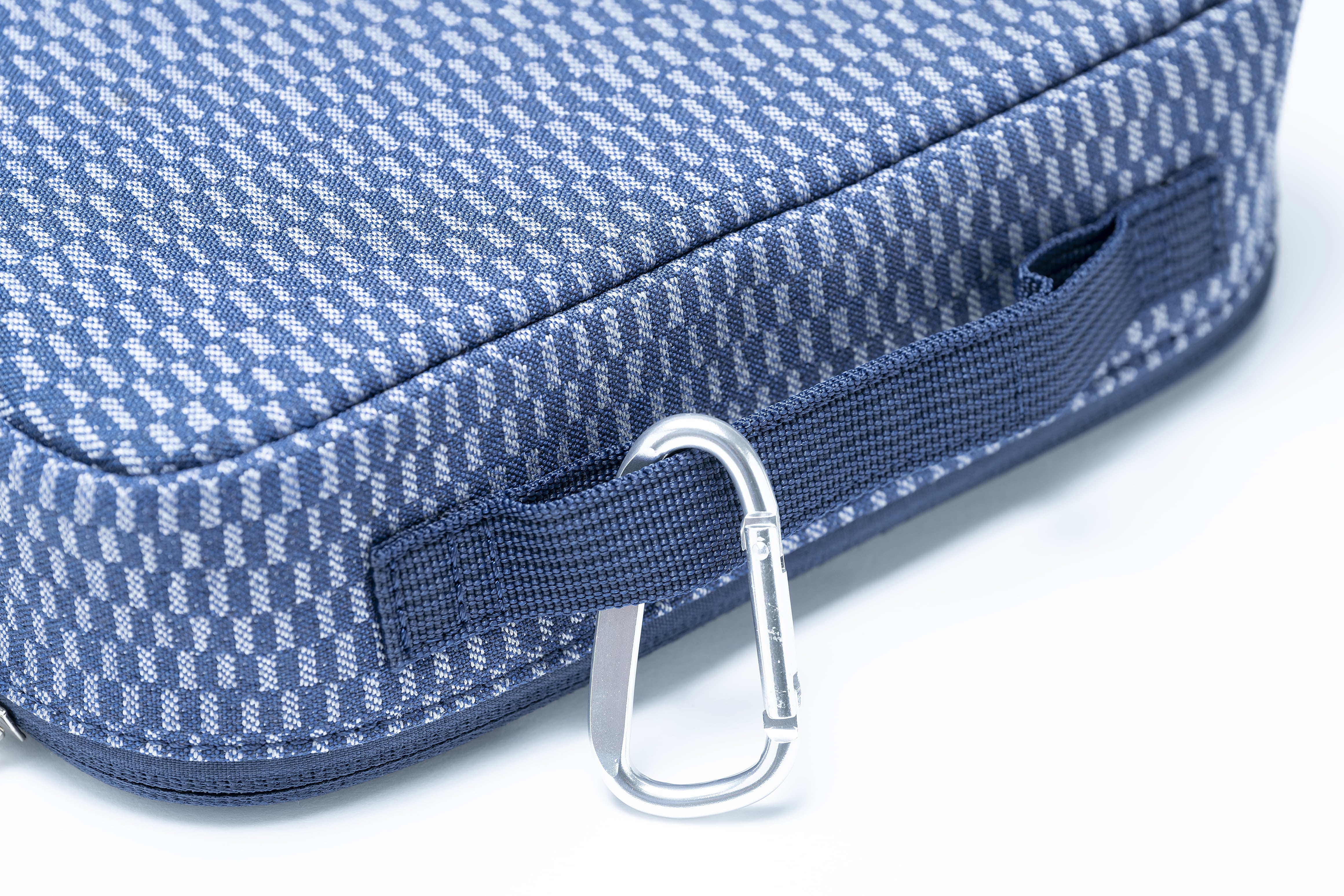 退役したB737-700型機のシートカバーから作った「ガジェットポーチ