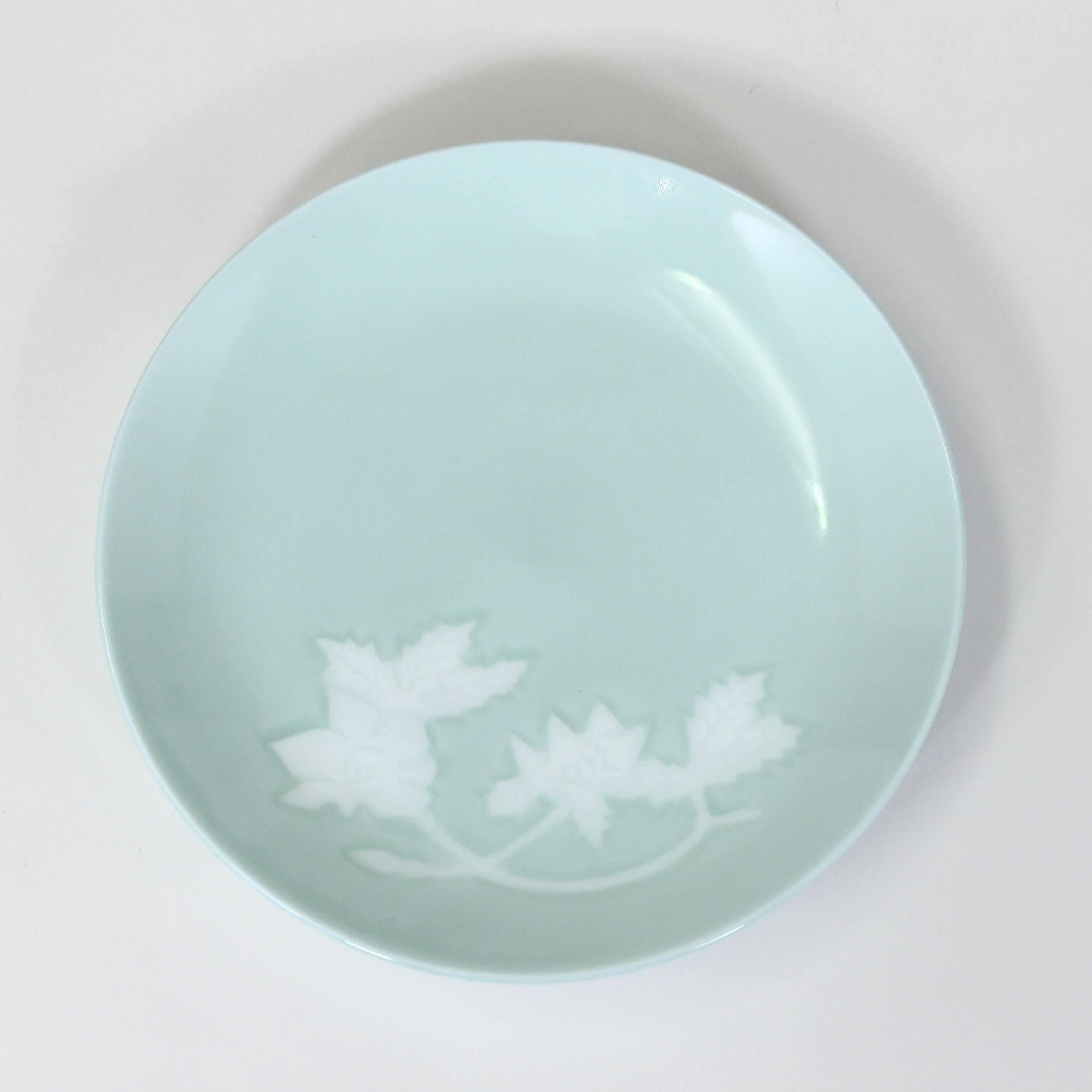 井上萬二 皿 青白磁牡丹文 井上萬二 皿 青白磁牡丹文