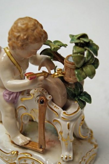 マイセン人形・フィギュリン 愛の矢を研ぐアモールの天使 （1870年ころ