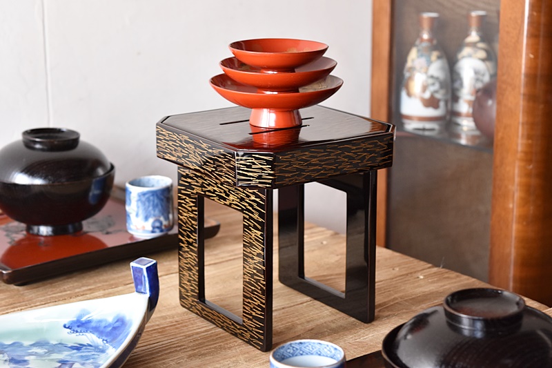 都屋】時代 蒔絵 天目台 一対 茶道具 MA454 時代 桐唐草金蒔絵 朱塗