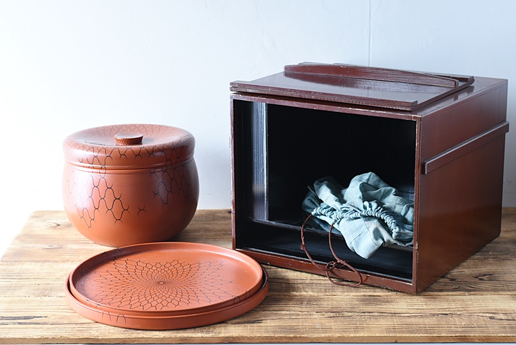 茶懐石道具 在銘 天然木製漆塗 あみ手模様 朱塗飯器 丸盆2枚セット