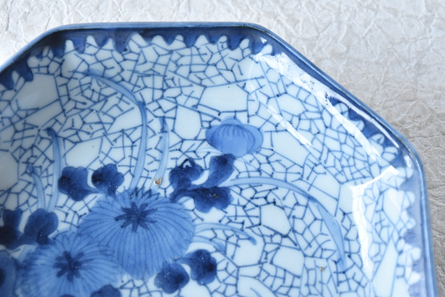 古伊万里 氷裂文菊花模様 八角皿 - 生活骨董と古布のアンティーク