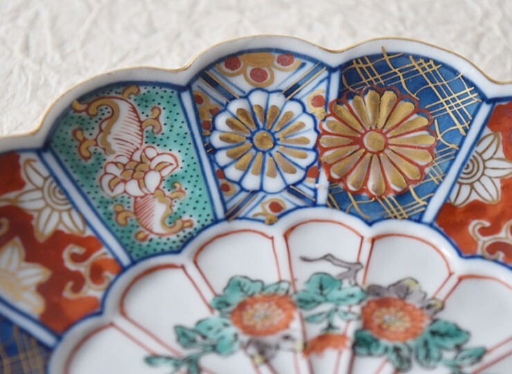 大聖寺伊万里 色絵 奇玉宝鼎之珍 菊型 五寸皿 - 生活骨董と古布の