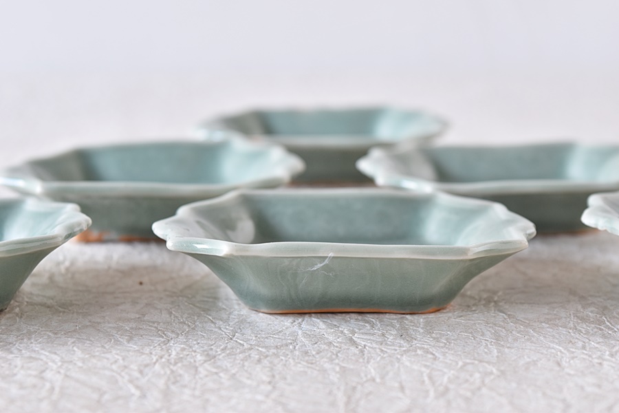 三田青磁 花唐草陽刻 変形豆皿 6枚セット - 生活骨董と古布の