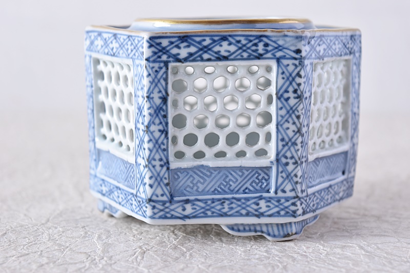 伊万里 染付 大きめ 金縁六角透かし盃台 - 生活骨董と古布の