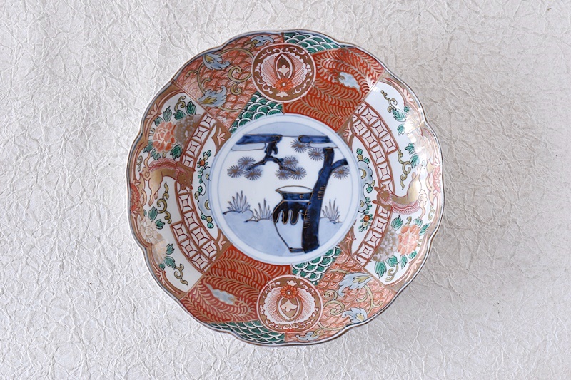 伊万里 色絵 松に水瓶 唐獅子牡丹 輪花型七寸皿 - 生活骨董と古布の