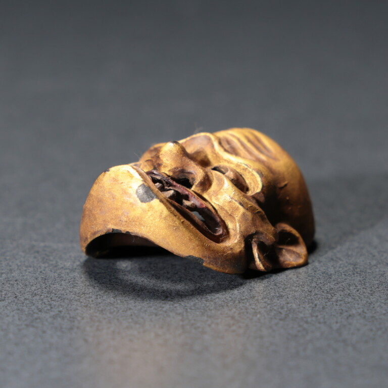 根付 狐 （骨 牙等天然素材） 『光山』銘 根付 狐 （骨 牙等天然素材