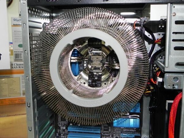 ASCII.jp：巨大CPUクーラーと電源内蔵の完全ファンレスPCケース