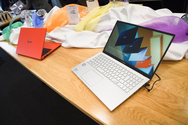 ASCII.jp：ASUS、タッチパッドにテンキー表示可能な「ZenBook 13」新