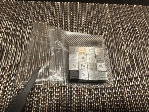 ASCII.jp：本物の元素を1cm角キューブにした”標本セット”を買いました