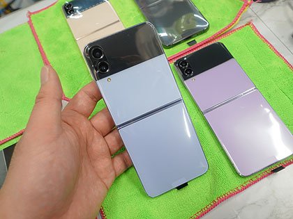 ガラケー風の折りたたみスマホ「Galaxy Z Flip 4」海外版が入荷