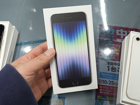 iPhone SE第3世代64Gホワイト、ブラック計4台入荷