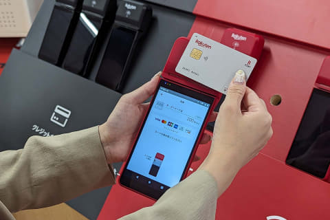 ついに登場した「楽天ペイ」オールインワン端末を分析する【鈴木淳也の