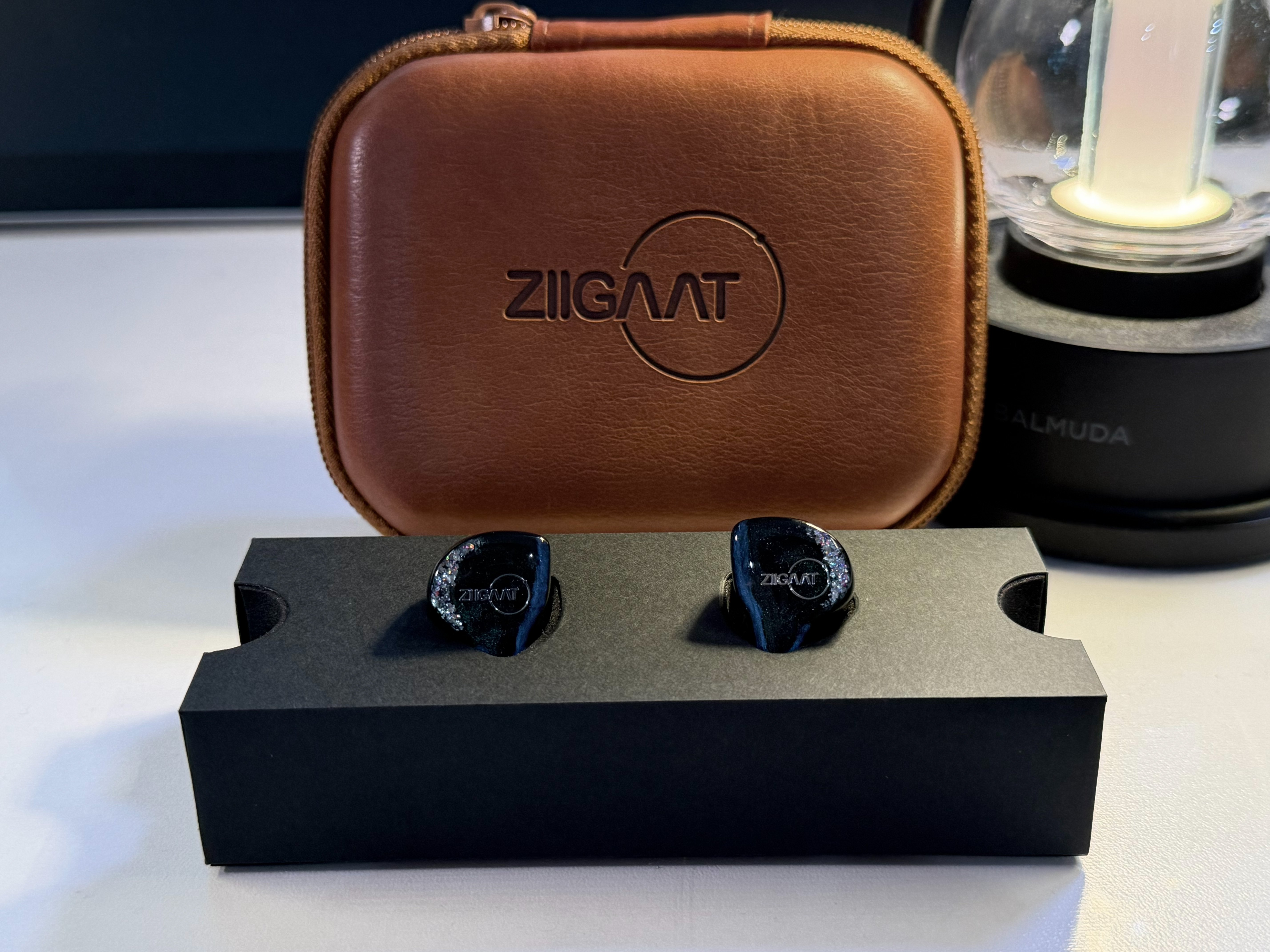 PR】中国新興メーカーの“本気イヤホン”『ZiiGaat Luna』レビュー｜しまう