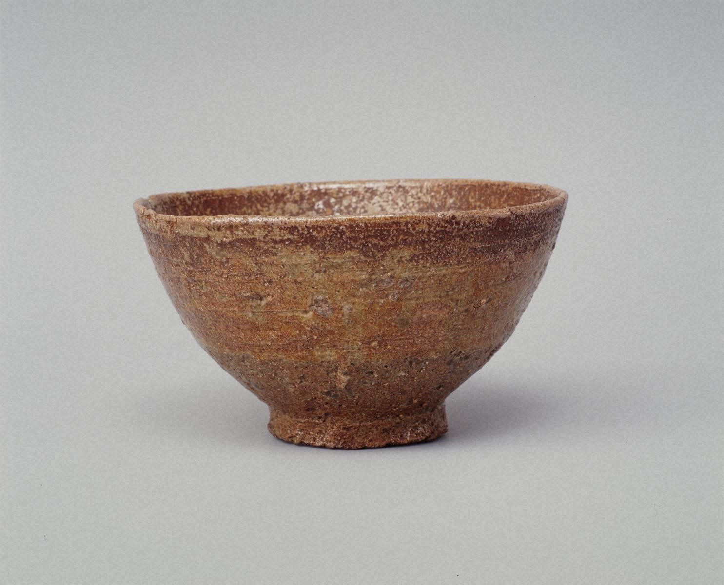 釘彫伊羅保茶碗 銘「花緑」 - 金沢ミュージアムプラス