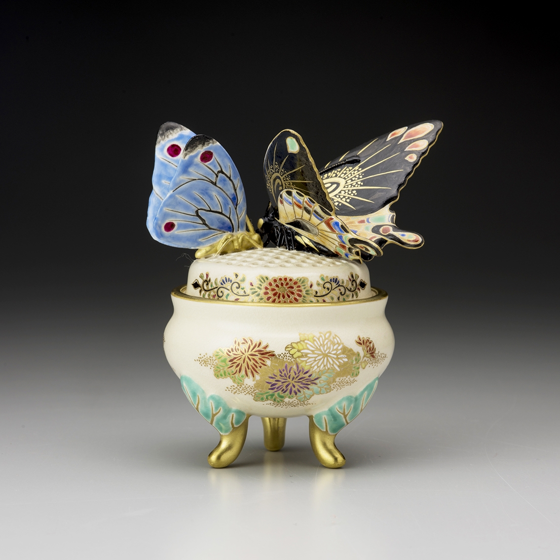 十五代 沈壽官『 薩摩亀甲透蝶乗香爐（さつまきっこうすかしちょうのり