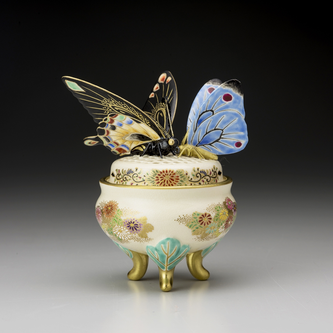 十五代 沈壽官『 薩摩亀甲透蝶乗香爐（さつまきっこうすかしちょうのり