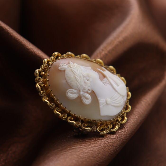 カメオ CAMEO ブローチ ヴィンテージ 美品 です（ケース付き