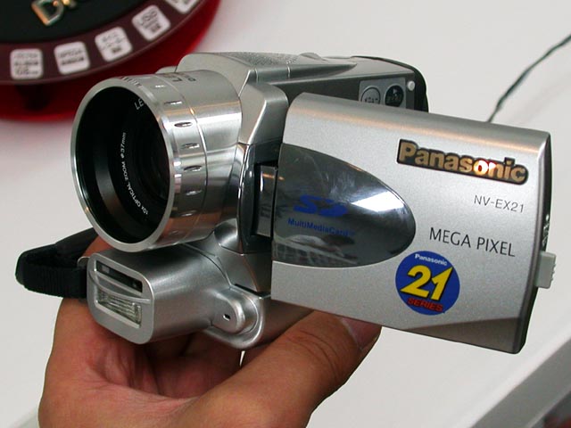 松下、テープデッキ部を外すとデジタルカメラになるDVカメラ