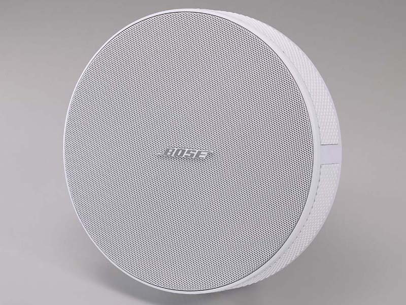 ボーズ、厚さ50mmの壁埋込/壁掛けスピーカー