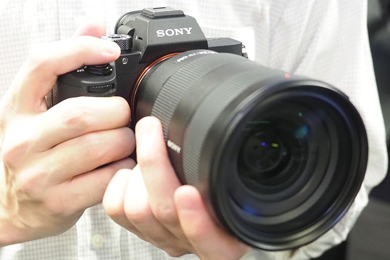 4K HDR動画対応の「α7R III」。AF追従強化、デュアルスロット。24