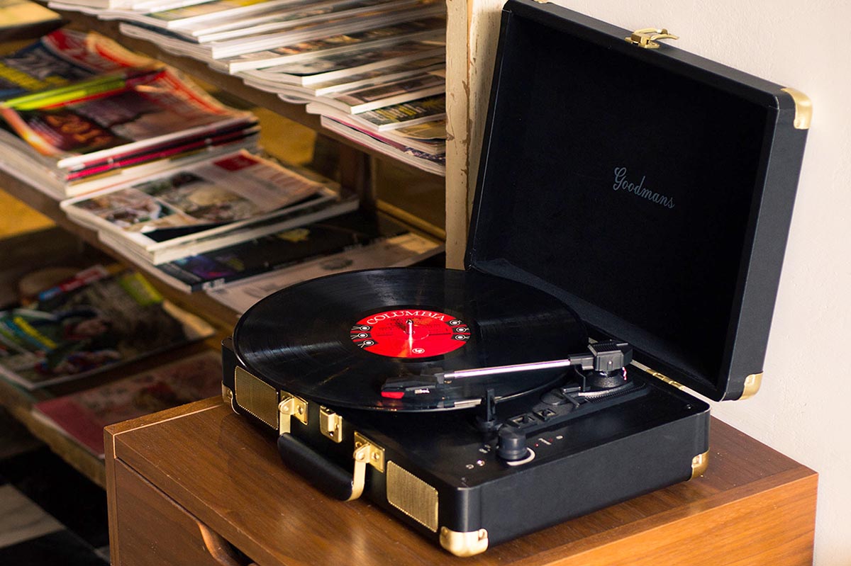 ブリーフケース型でスピーカー&バッテリ内蔵のレコードプレーヤー - AV