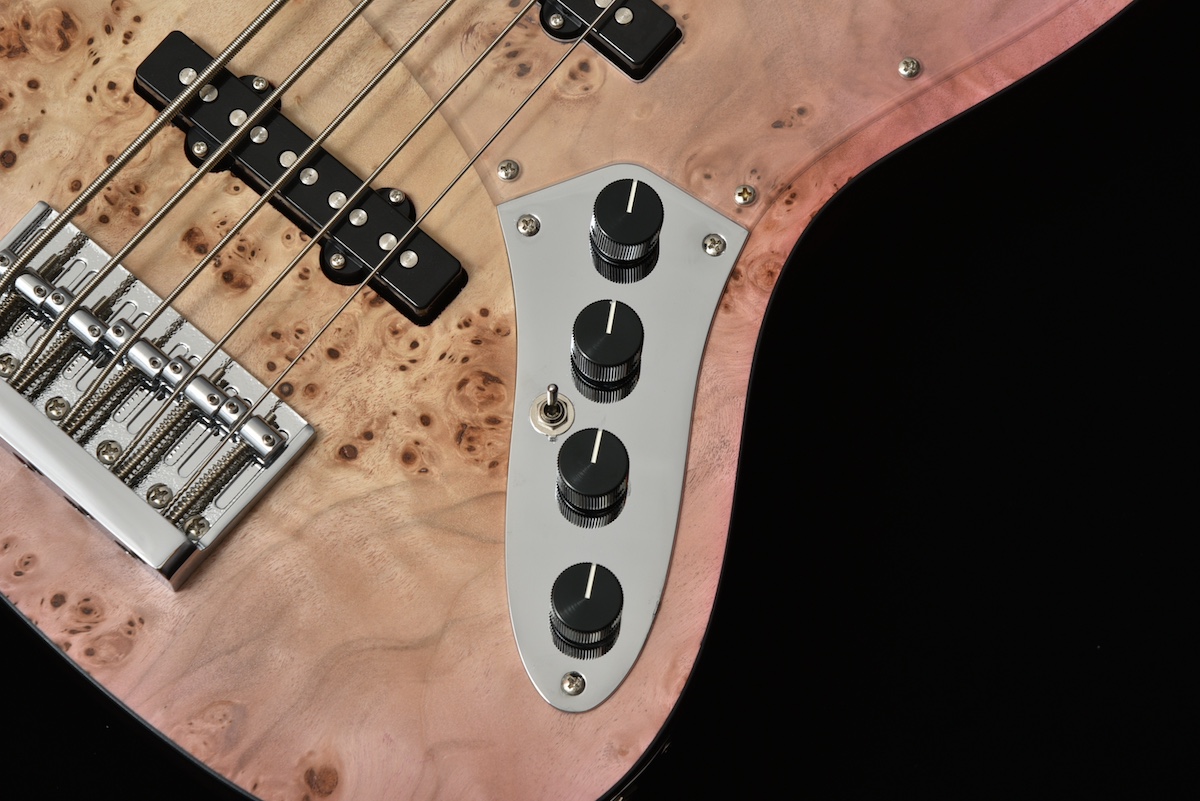 Bacchus JT Seriesに新ベース・モデルが登場！限定カラー「桜」と