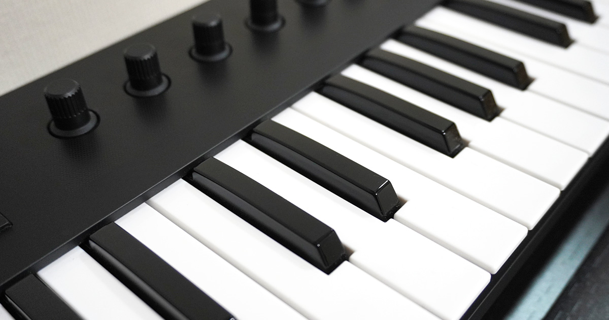 Komplete Kontrol M32レビュー | 小型で高性能なMIDIキーボードの魅力