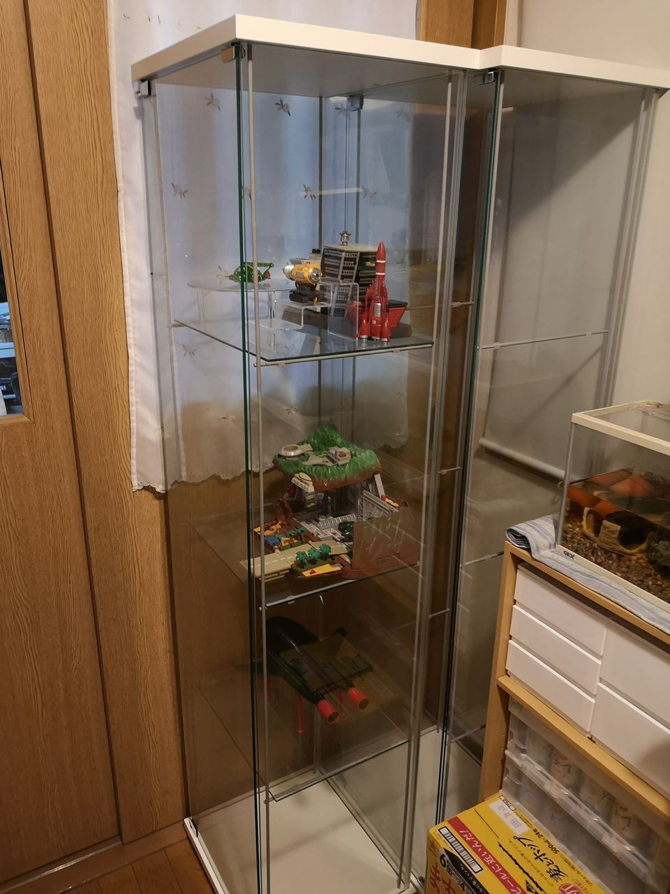 IKEA DETOLF ガラス扉 キャビネット コレクション ディスプレイ IKEA