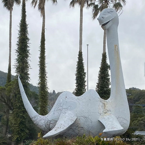 不思議生物イッシーの巨大モニュメントがあるドライブイン。2025年夏で