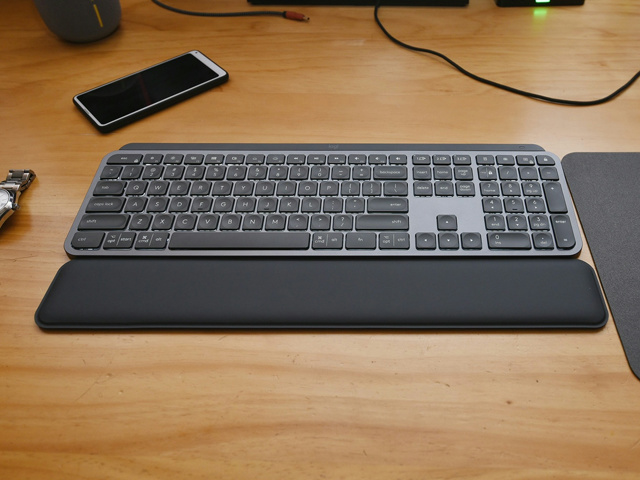 ロジクール、MX Keys/CRAFT用のパームレスト『MX Palm Rest』 | ヲチモノ