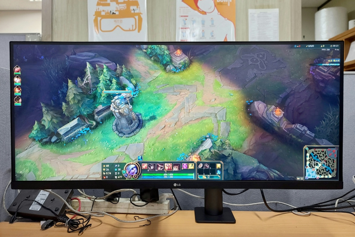 LG、モニターアーム標準装備の34インチ IPS UWQHDウルトラワイド液晶