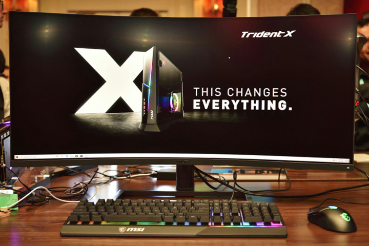 MSI、世界初を謳う曲率1000Rのウルトラワイドゲーミングモニター