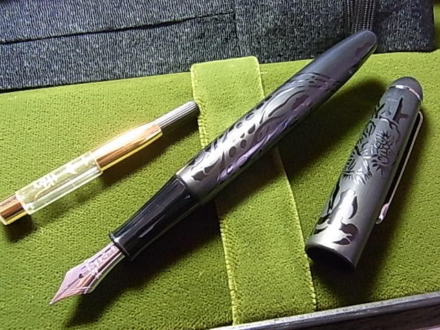 プラチナ「壬辰暗輝黒龍」万年筆とパイロットの見本市 | スミ利のブログ