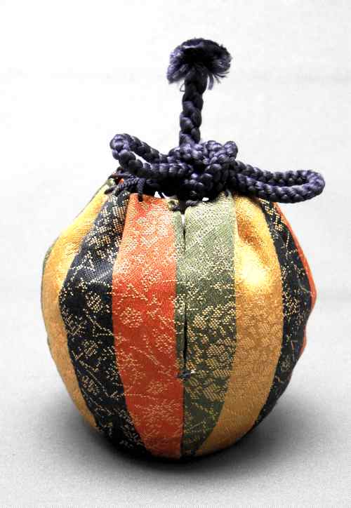 丹波焼 市野信水作の文琳茶入を手にして | 