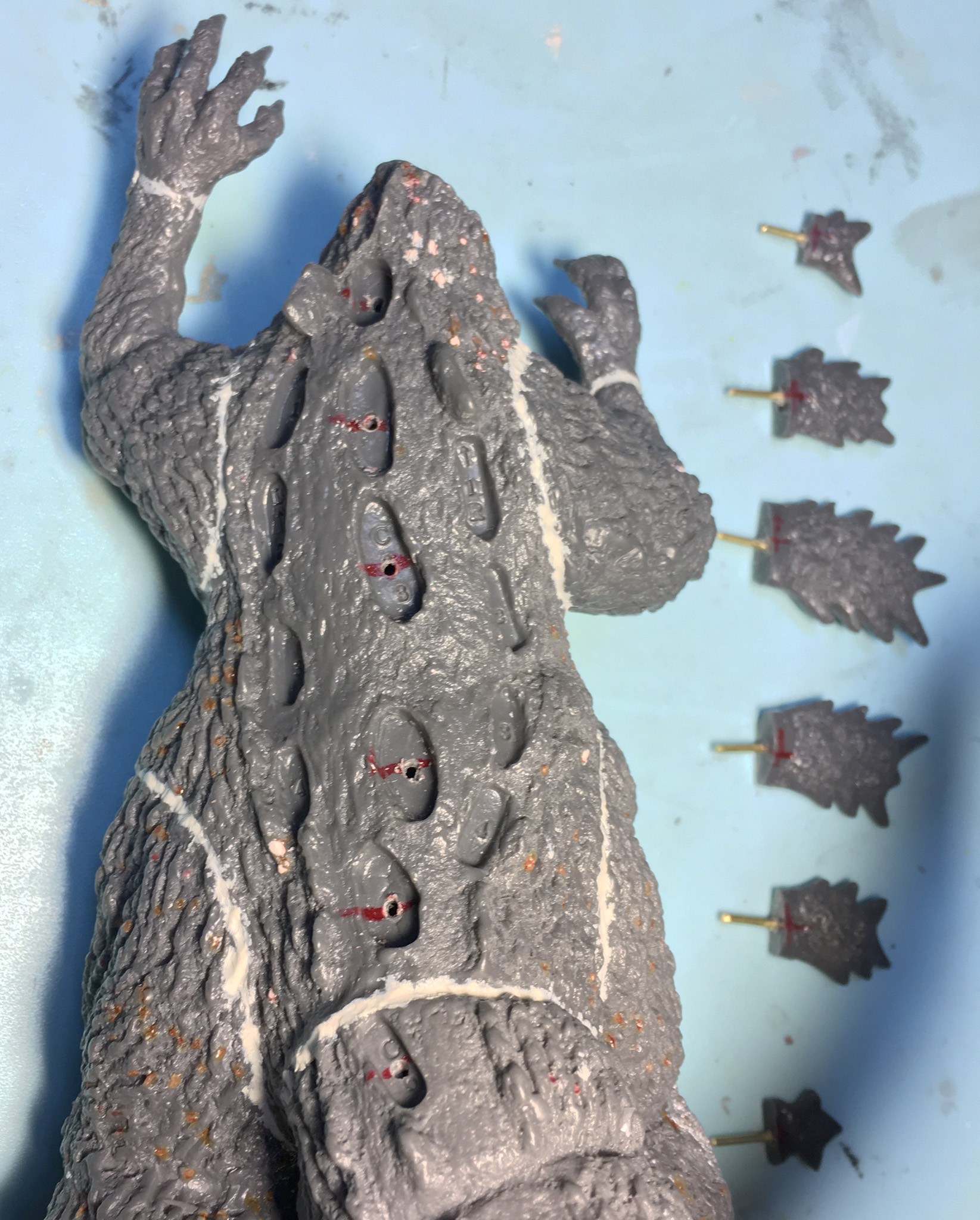 海洋堂 20cmシリーズ『モスゴジ』 背びれパーツの軸打ち