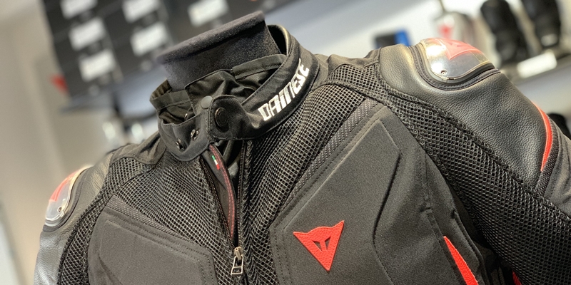 スポーツツーリング向けメッシュジャケットのご紹介