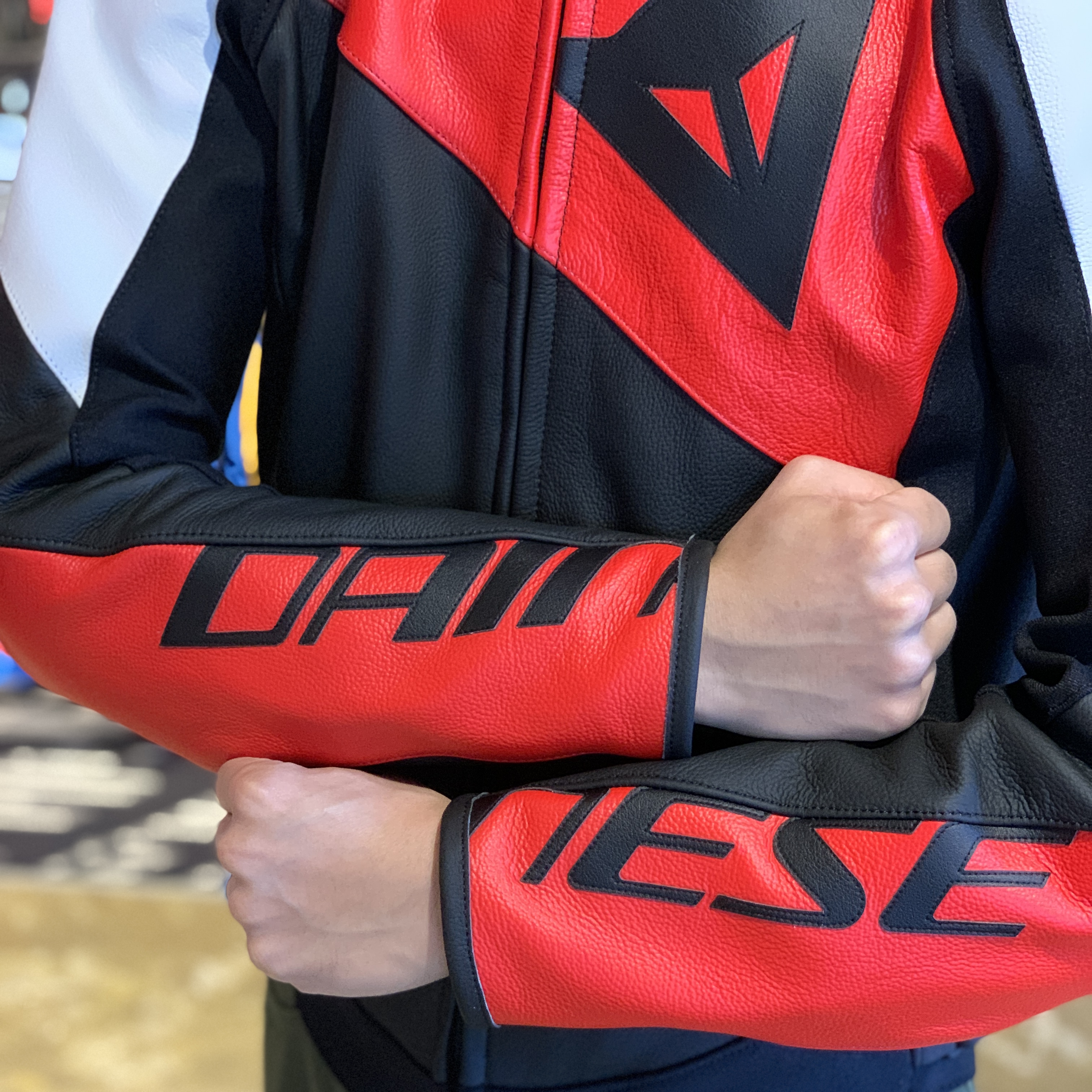 アシンメトリーデザインが目を引く新作レザージャケット 