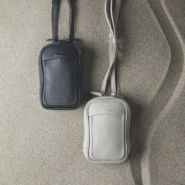 土屋鞄製造所 objcts.ioからアイコニックな新型レザースマホショルダー