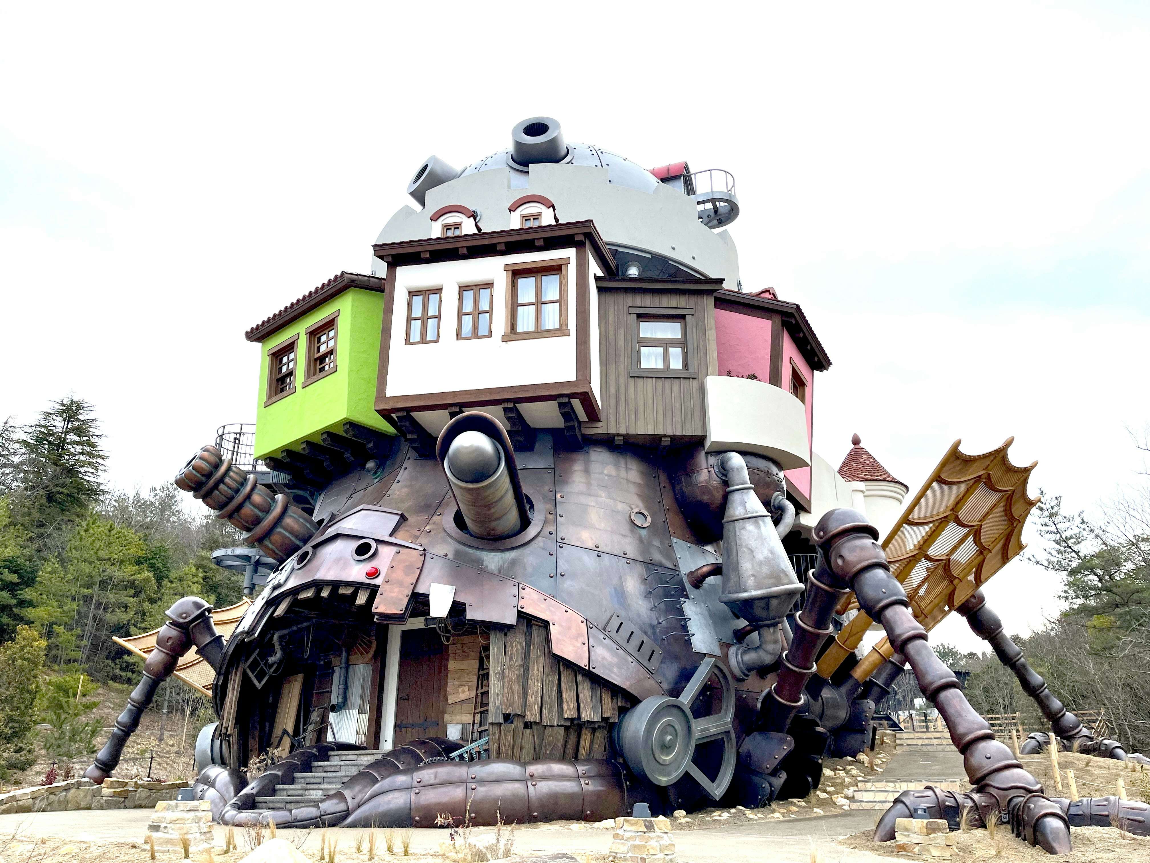 ジブリパークに「魔女の谷」がオープン。ハウルの城やキキの実家を細部