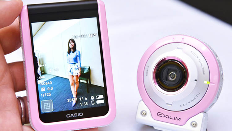 インスタ流行「脚長自撮り」 カシオのデジカメ：日経ビジネス電子版