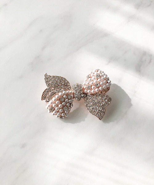 セール】リボンパールモチーフビジューブローチ（ブローチ/コサージュ