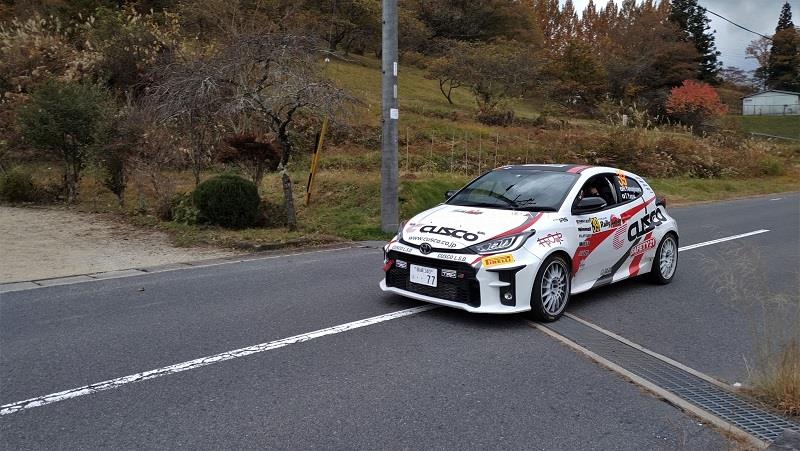 ラリーカーと見物人」