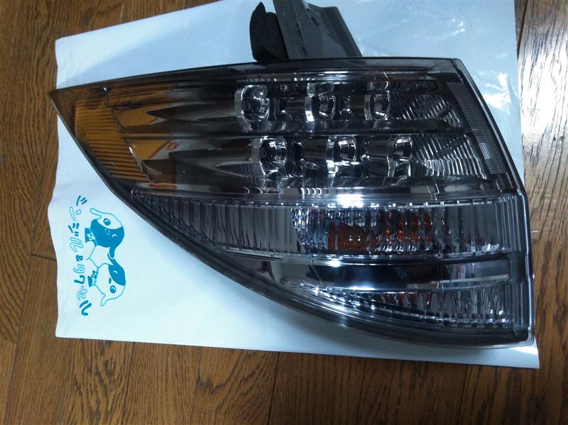 エスティマハイブリッドAHR20テールランプセット かなり薄いブルー